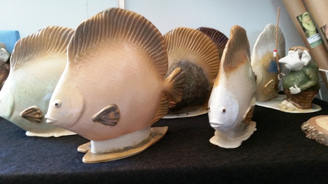 Kulturglimtar fiskar i keramik förminskad